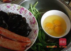 蟹肉炒鸡蛋的做法图解1