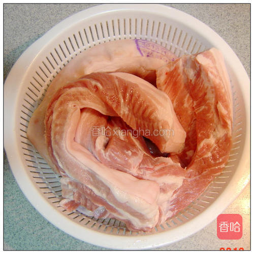 买来的肉洗净晾干。