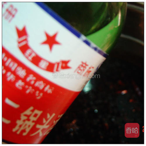 晾凉，倒入白酒，搅匀。