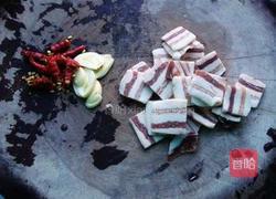 腊肉炒手撕包菜的做法图解1