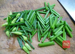 韭菜花炒山药的做法图解3