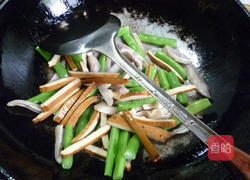 香干梅豆炒猪耳朵的做法图解8