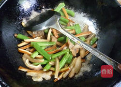 香干梅豆炒猪耳朵的做法图解12