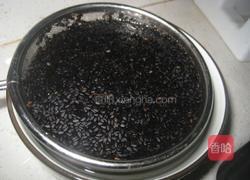 黑芝麻鲫鱼汤的做法图解1