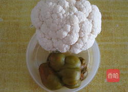榨菜炒花菜的做法图解1