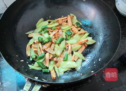 腊肉香干炒莴笋的做法图解7