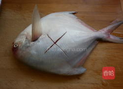清蒸白鲳鱼的做法图解3
