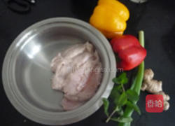 彩椒鸡丝的做法图解1