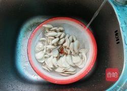 青椒炒平菇的做法图解1