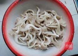 青椒炒平菇的做法图解2