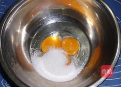 毛毛虫蛋糕卷的做法图解2