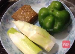 青椒茭白炒香干的做法图解1