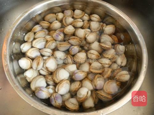 白蛤蜊洗净放入清水中加适量盐吐沙。