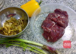 榨菜甜椒牛肉粒的做法图解1