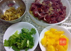 榨菜甜椒牛肉粒的做法图解2