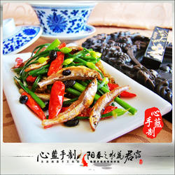 韭菜花炒火焙鱼的做法[图]