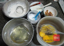 葡萄干戚风蛋糕的做法图解1