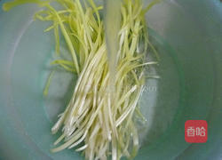 韭菜芽杂炒红肠的做法图解3