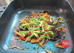 香芹榨菜炒腊肉的做法图解5