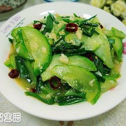 蒜泥香葱炒黄瓜的做法[图]