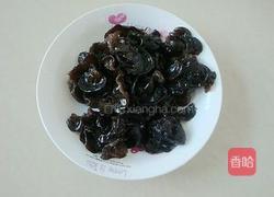 木耳香芹煲鲤鱼的做法图解2