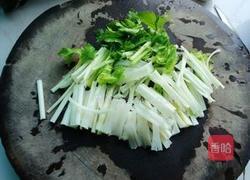 木耳香芹煲鲤鱼的做法图解3