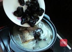 木耳香芹煲鲤鱼的做法图解6