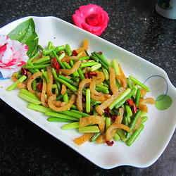 猪肉皮炒蒜苔的做法[图]