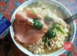 Illustration of how to make spicy fried noodles with chicken flavor instant noodles 1
