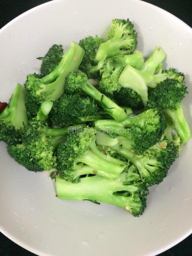 待油燒熱後先放姜，蒜，辣椒爆出香味，倒入西蘭花一起大火炒幾分鐘後放入合自己口味的鹽和雞粉，再翻炒一會即可入菜盤
