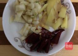 青椒雞腿菇的做法图解2