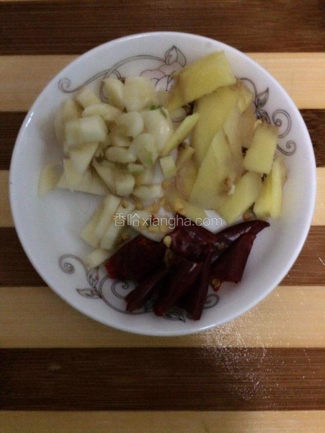 姜，蒜，辣椒備齊待用