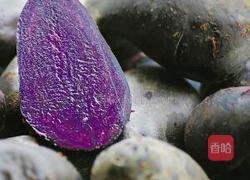尖椒黑土豆的做法图解1