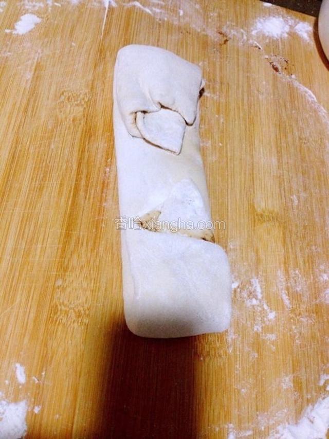 然后在竖着对称折一下