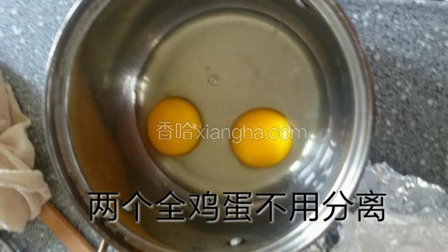把无水盆中放两个全蛋坐在40度热水盆中电动打蛋器打发