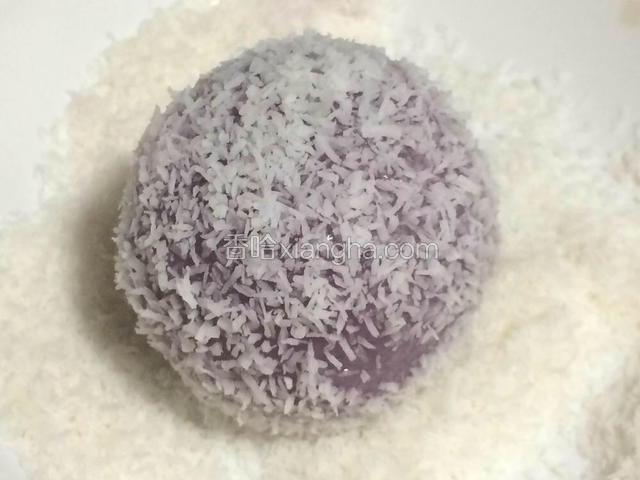 乘热逐个：沾上椰蓉；