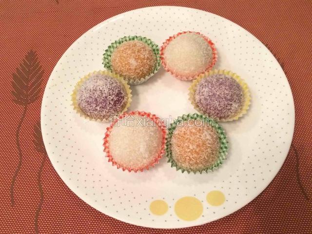 放进油纸托里，大功告成！