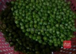 肉末炒青豌豆的做法图解1