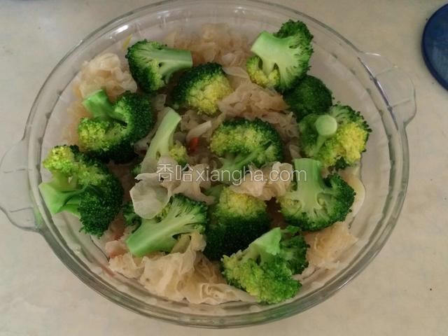 煮好的西兰花拌入微波炉煮好的白木耳中，加入鸡精拌匀，入微波炉高火2分钟。