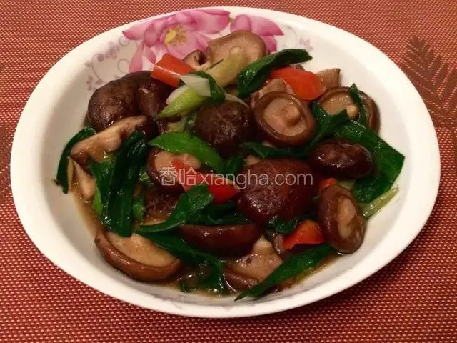 入少许盐，下蒜叶，炒至蒜叶稍软，倒入少许鸡汁增味。