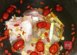 清补药材猪肉汤的做法图解2