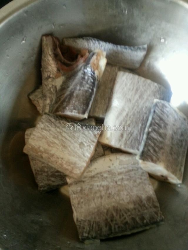 带鱼洗净切段，沥干水
