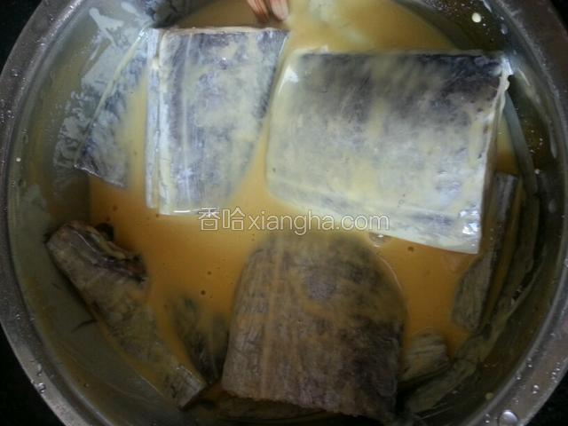 将沥干水的带鱼段放在面糊糊里腌制10分钟
