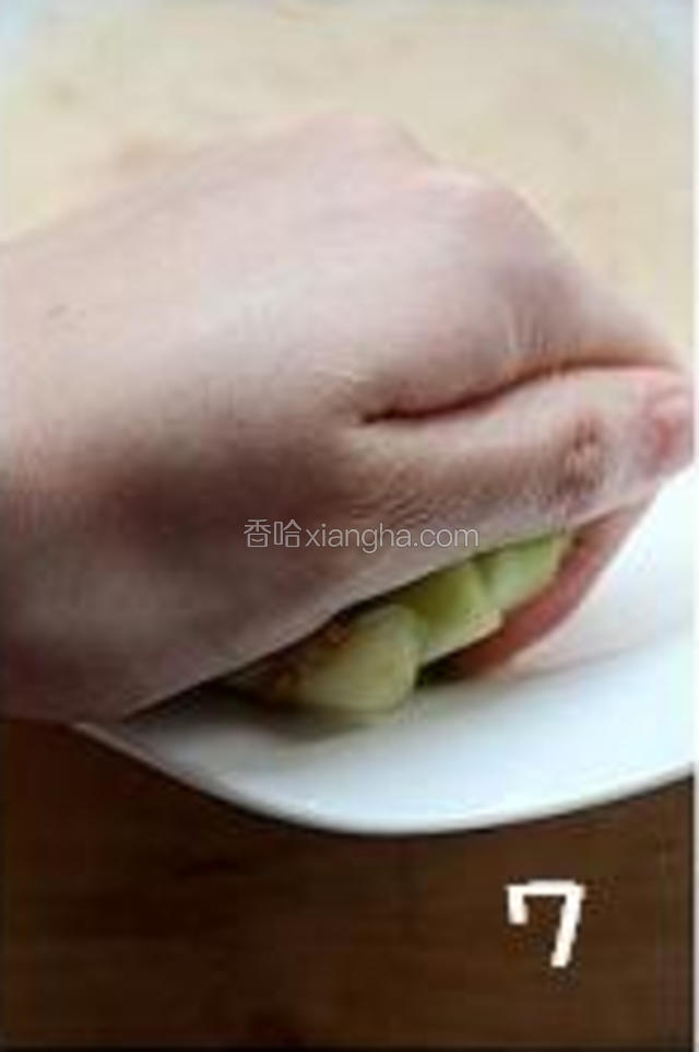 7.用手将渗出的水份挤出。
