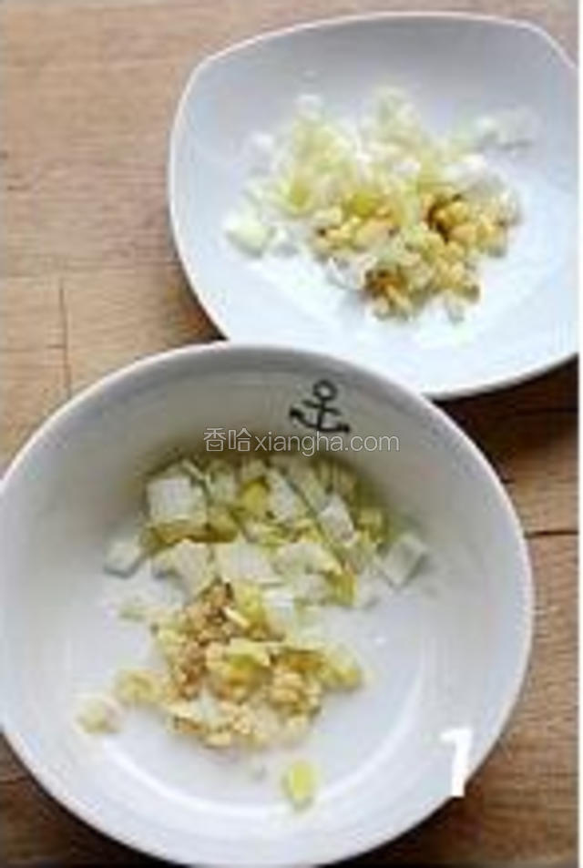 10.将葱姜切末，分成两半，一半炝锅用，一半待会儿放到鱼香酱汁中。
