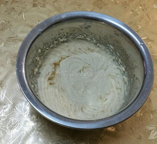 室溫軟化黃油，切碎放入盆中加入糖粉和鹽，用電動打蛋器打發，打至順滑膨脹