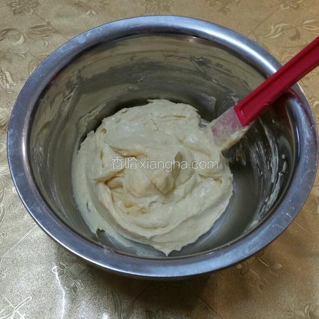 分三次加入打散的蛋液，每次加入要拌勻才再加