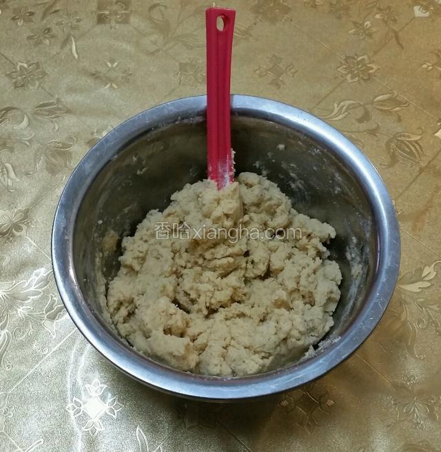 篩入低筋麵粉，再加入乳酪粉和杏仁粉，攪拌均勻