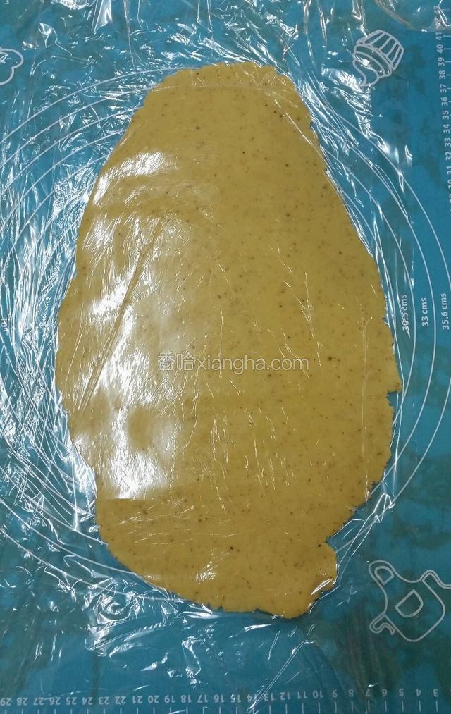 取一部分麵團放在揉麵墊上（剩餘的麵團放冰箱），蓋上一張保鮮膜，用擀麵棍擀至0·3厘米厚薄度的麵皮