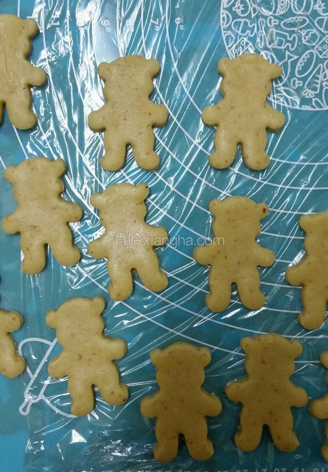 用小熊餅乾模壓出小熊形狀